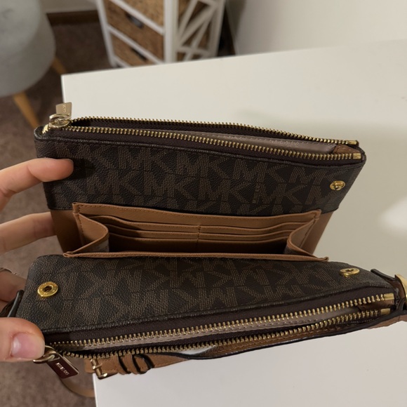 Michael Kors - Fulton Double Zip Crossbody / Jet Set Print - Picture 5 of 9